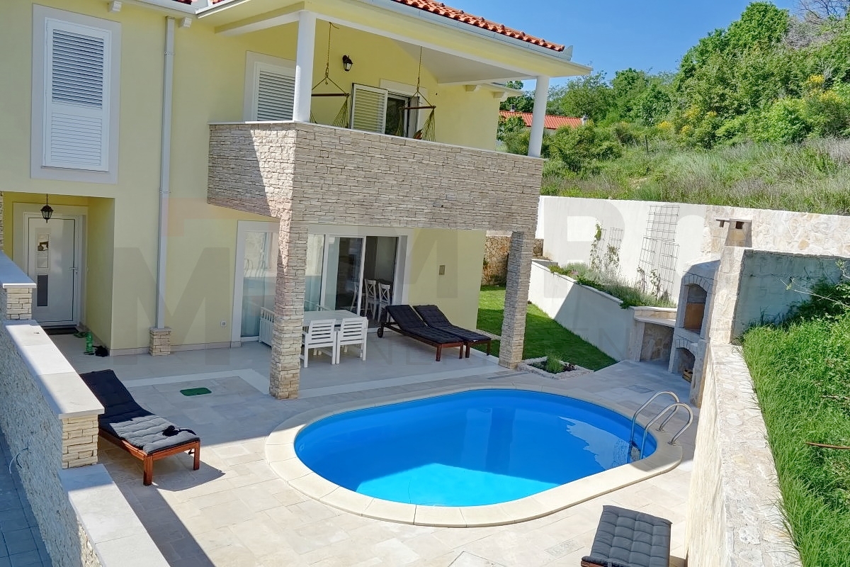 Baška, okolica, dvojček z bazenom na mirni lokaciji!