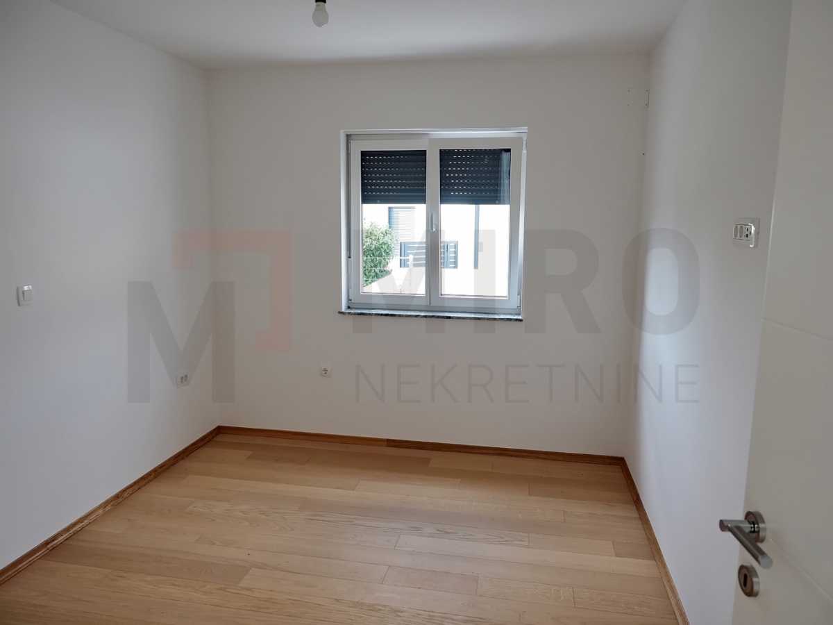 Malinska, novogradnja, dva apartmaja v pritličju in 1. nadstropju z vrtom, PRODAJA!