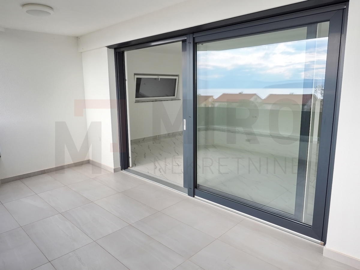 Malinska, novogradnja, dva apartmaja v pritličju in 1. nadstropju z vrtom, PRODAJA!