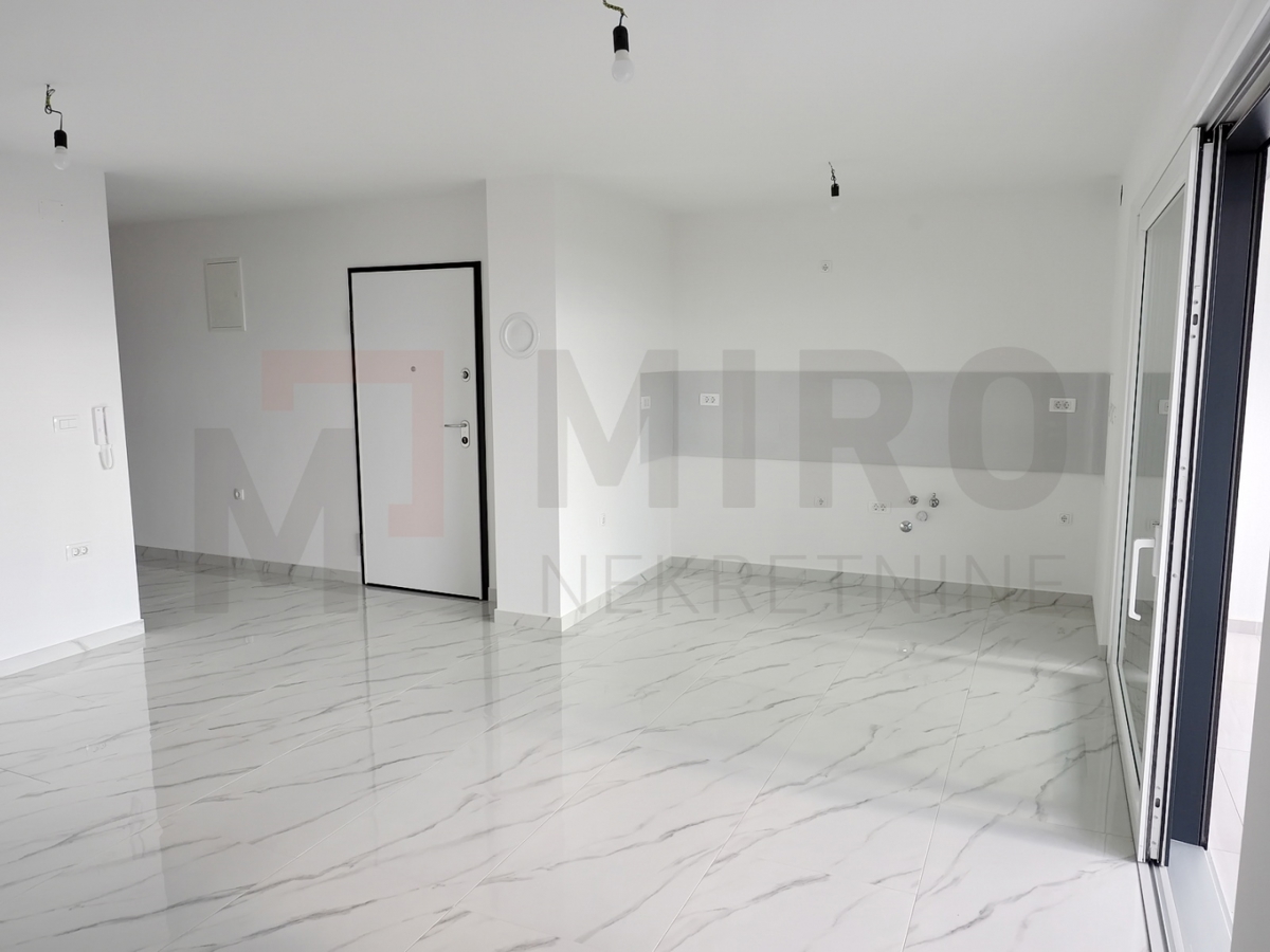 Malinska, novogradnja, dva apartmaja v pritličju in 1. nadstropju z vrtom, PRODAJA!