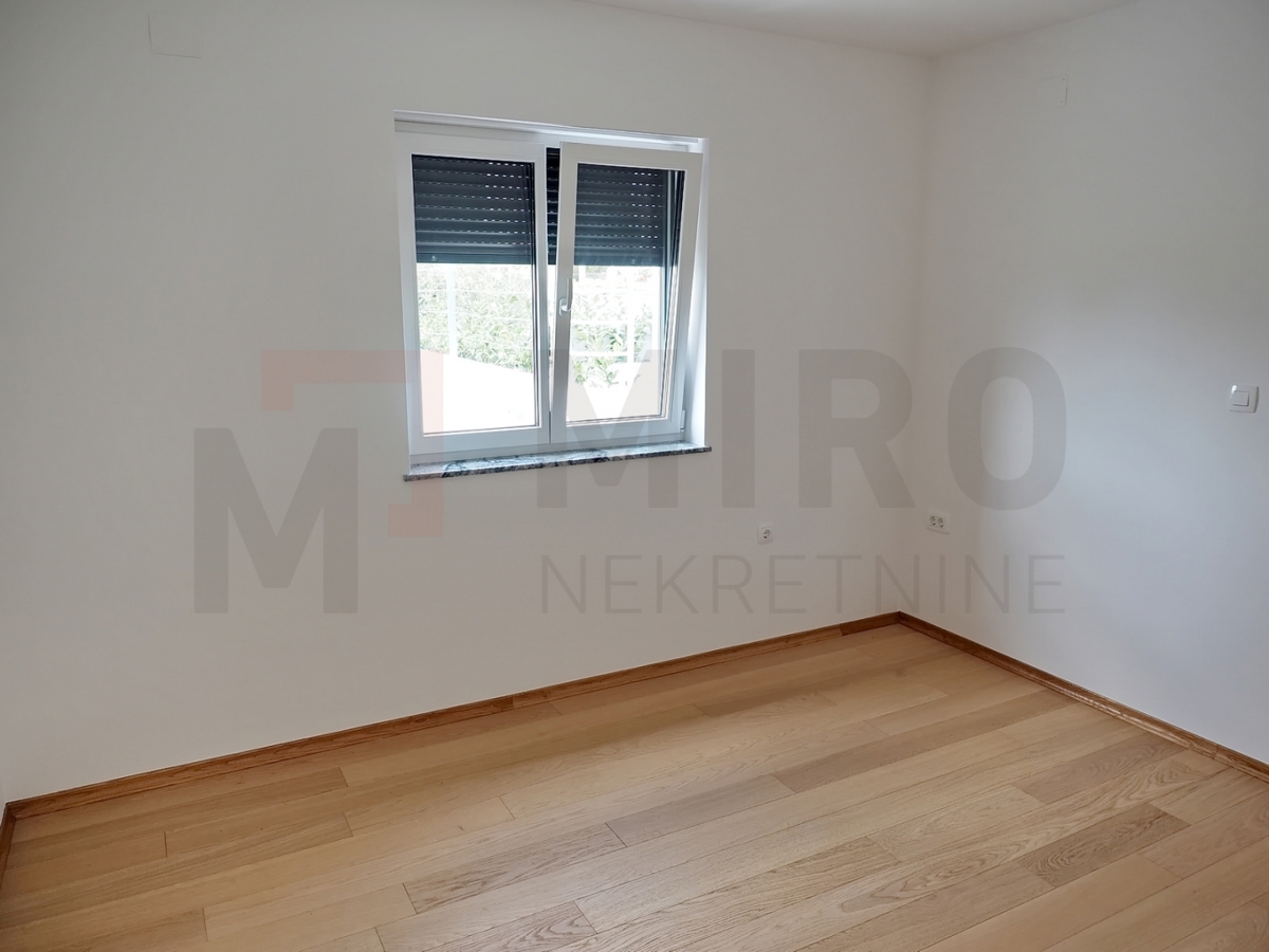 Malinska, novogradnja, dva apartmaja v pritličju in 1. nadstropju z vrtom, PRODAJA!
