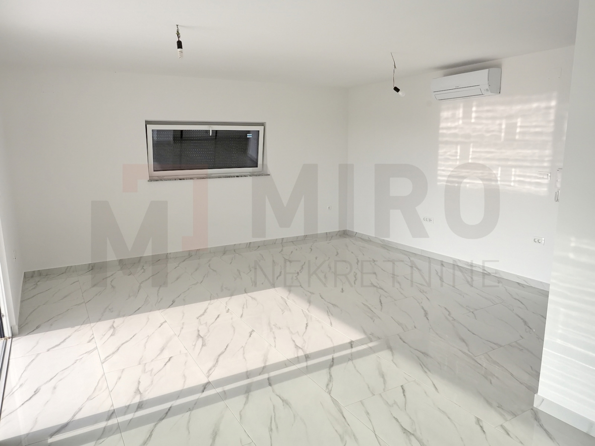 Malinska, novogradnja, dva apartmaja v pritličju in 1. nadstropju z vrtom, PRODAJA!