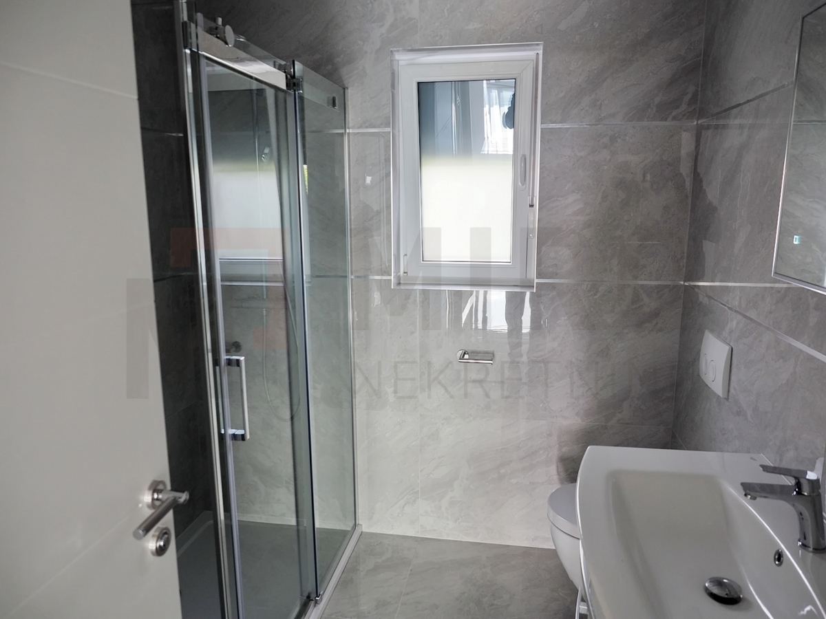 Malinska, novogradnja, dva apartmaja v pritličju in 1. nadstropju z vrtom, PRODAJA!
