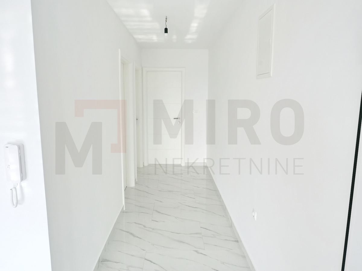 Malinska, novogradnja, dva apartmaja v pritličju in 1. nadstropju z vrtom, PRODAJA!