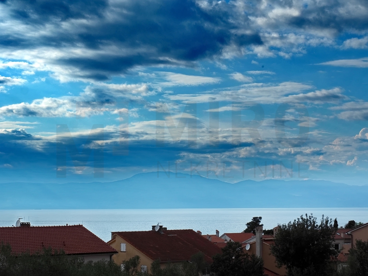 Malinska, novogradnja, dva apartmaja v pritličju in 1. nadstropju z vrtom, PRODAJA!