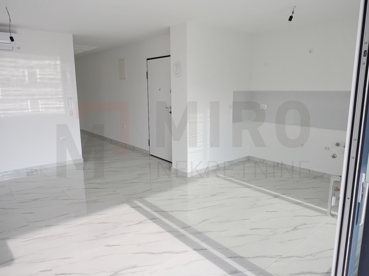 Malinska, novogradnja, dva apartmaja v pritličju in 1. nadstropju z vrtom, PRODAJA!