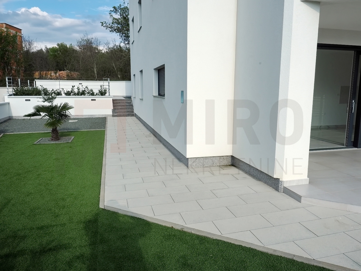 Malinska, novogradnja, dva apartmaja v pritličju in 1. nadstropju z vrtom, PRODAJA!