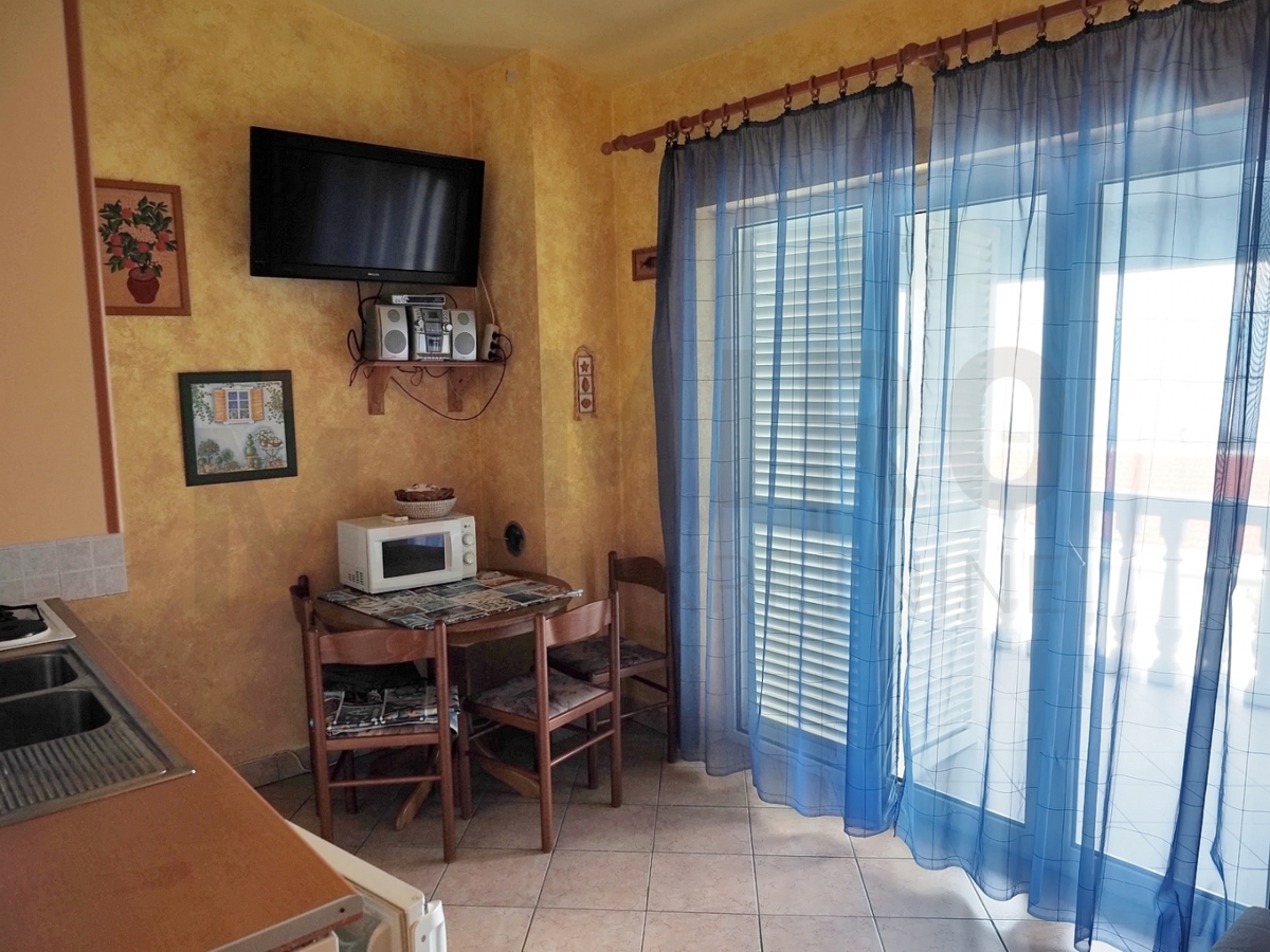 Njivice, enosobno stanovanje z odprtim pogledom na morje, PRODAJA!