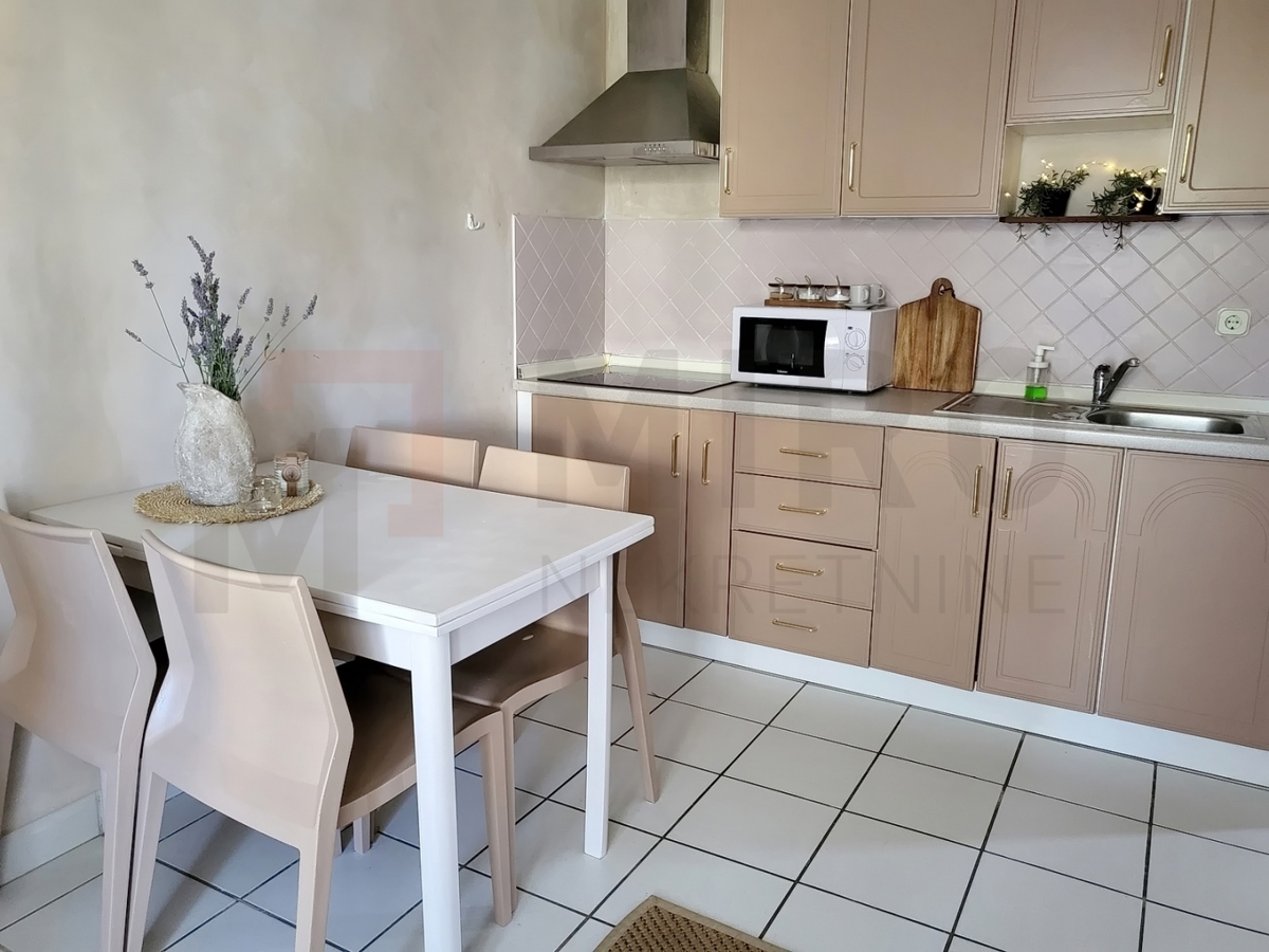 Njivice, apartma v 2. nadstropju s pogledom na morje, PRODAJA!
