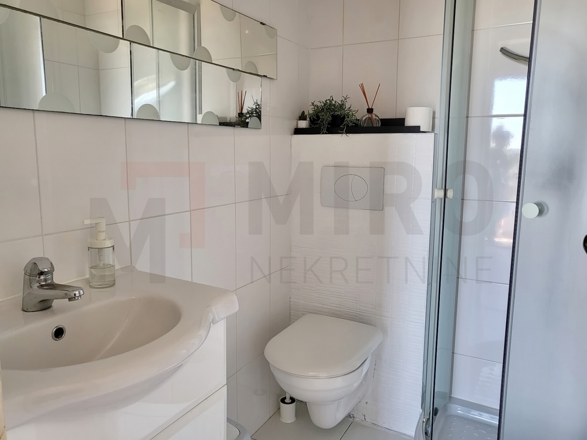 Njivice, apartma v 2. nadstropju s pogledom na morje, PRODAJA!