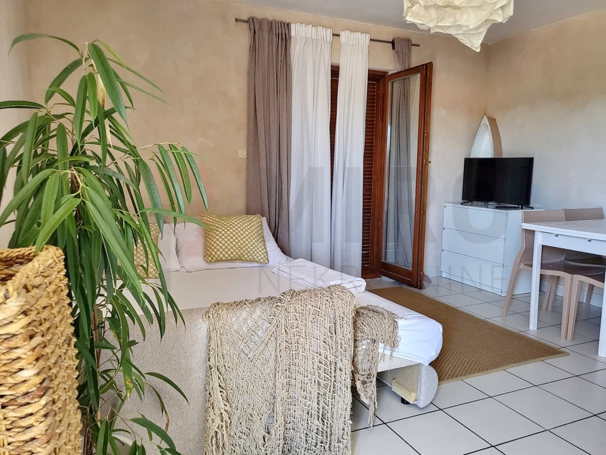 Njivice, apartma v 2. nadstropju s pogledom na morje, PRODAJA!