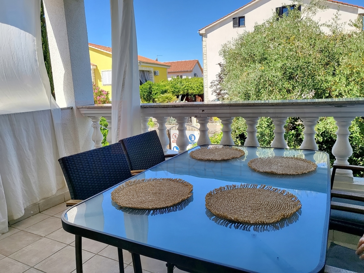 Njivice, apartma v 2. nadstropju s pogledom na morje, PRODAJA!