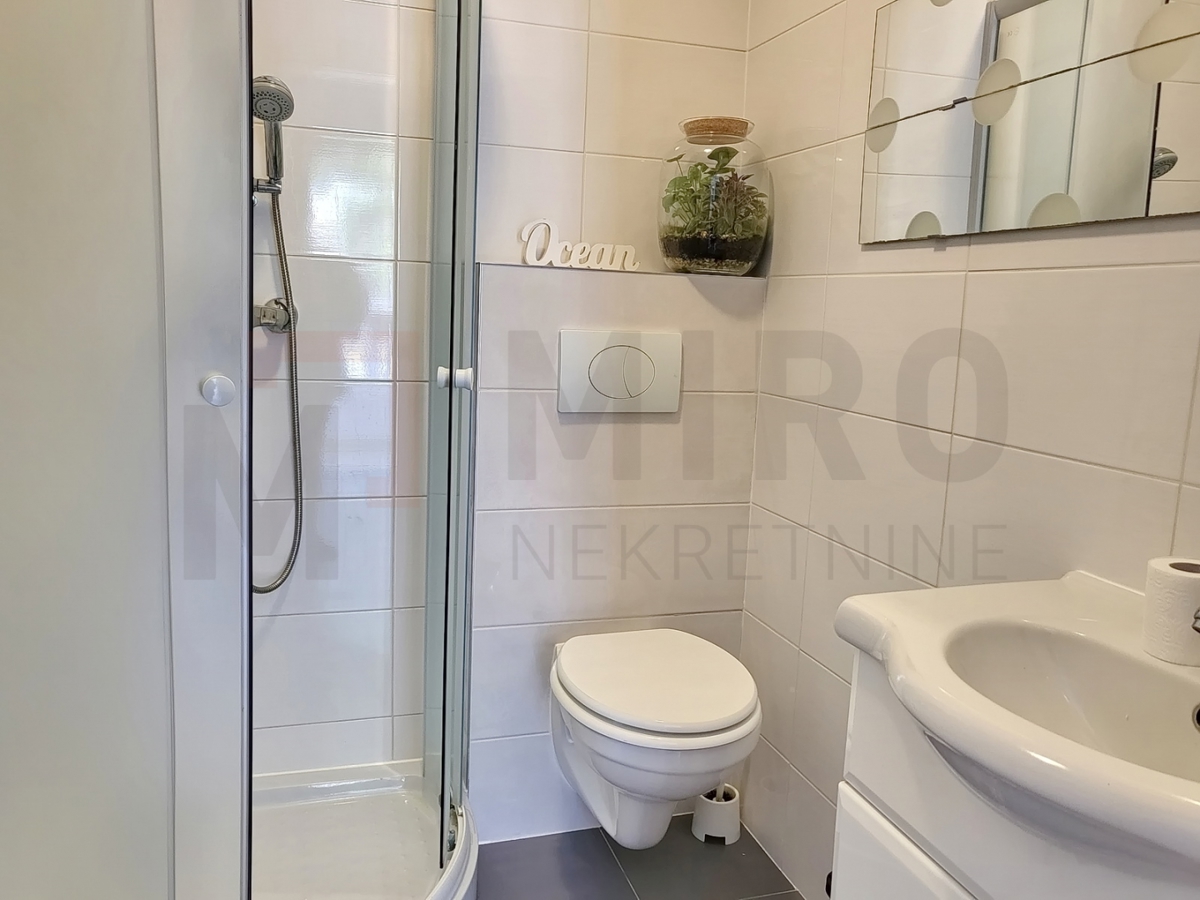 Njivice, apartma v 2. nadstropju s pogledom na morje, PRODAJA!