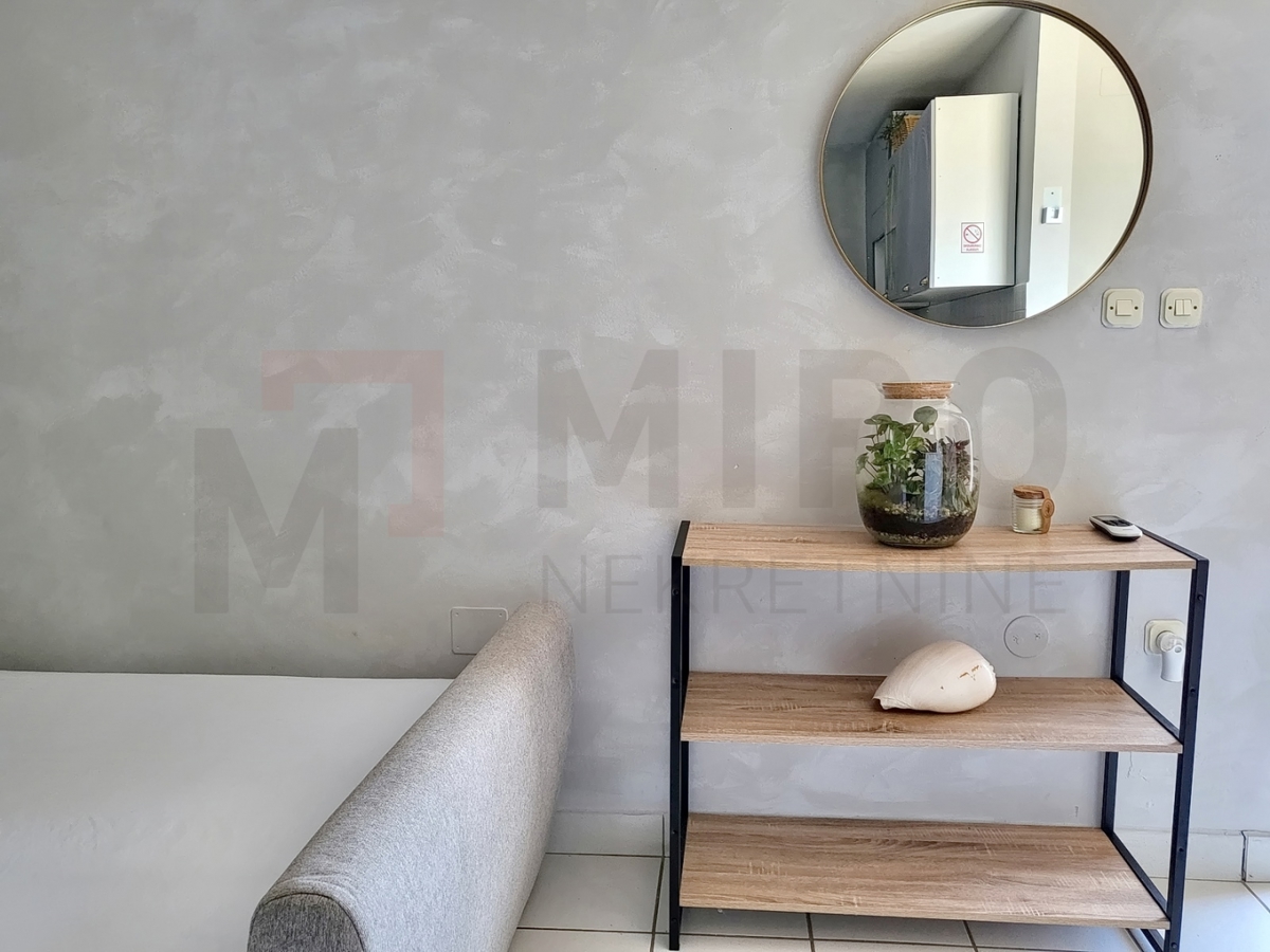 Njivice, apartma v 2. nadstropju s pogledom na morje, PRODAJA!