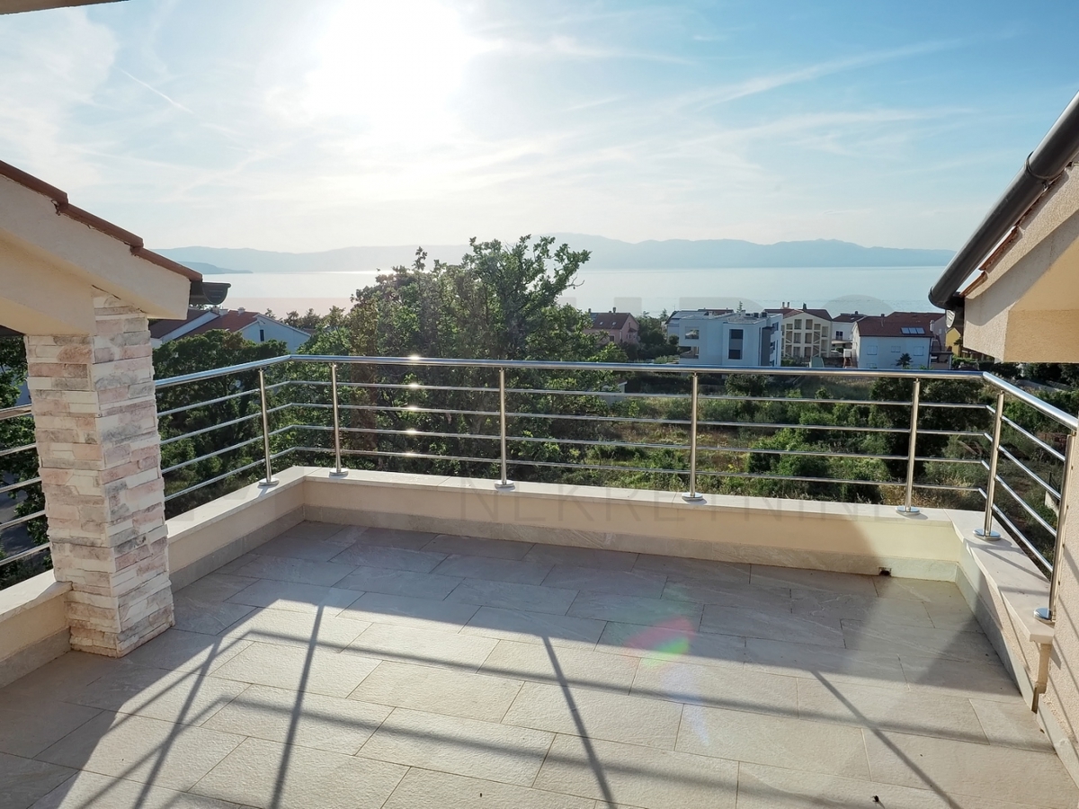 Njivice, apartma v zgornjem nadstropju s panoramskim pogledom na morje