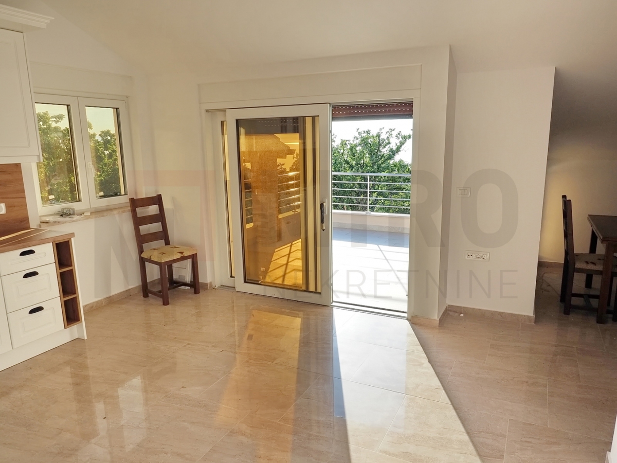 Njivice, apartma v zgornjem nadstropju s panoramskim pogledom na morje