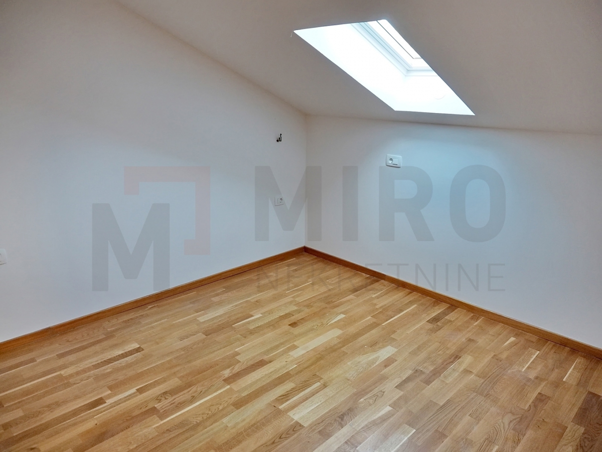 Njivice, apartma v zgornjem nadstropju s panoramskim pogledom na morje