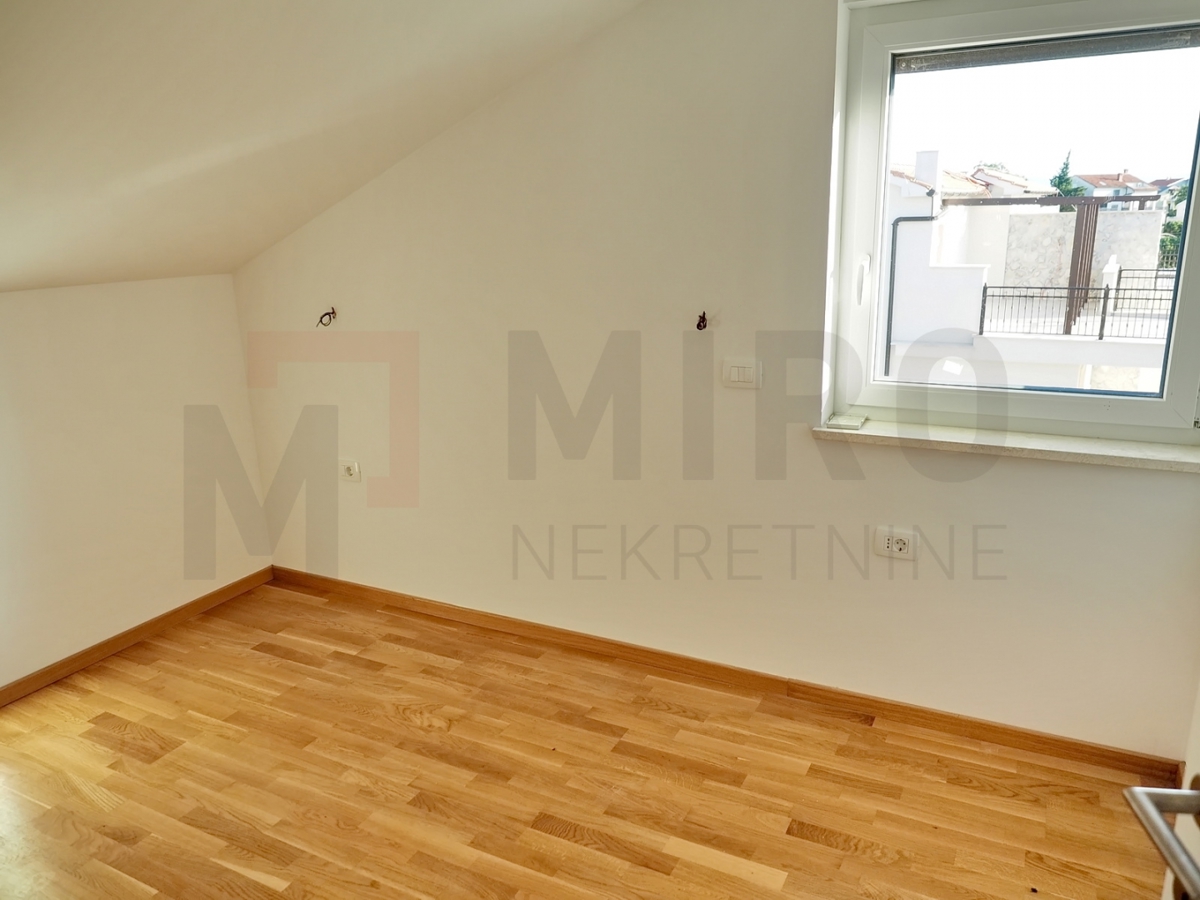 Njivice, apartma v zgornjem nadstropju s panoramskim pogledom na morje