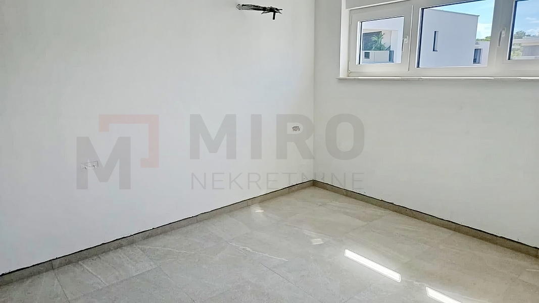 Malinska, novogradnja, pritlični apartma z bazenom in vrtom
