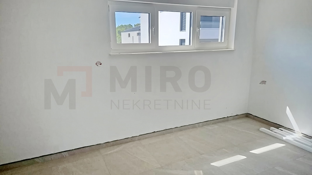 Malinska, novogradnja, pritlični apartma z bazenom in vrtom