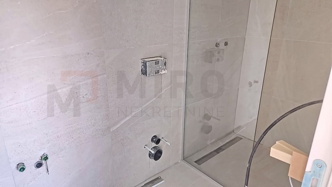 Malinska, novogradnja, pritlični apartma z bazenom in vrtom