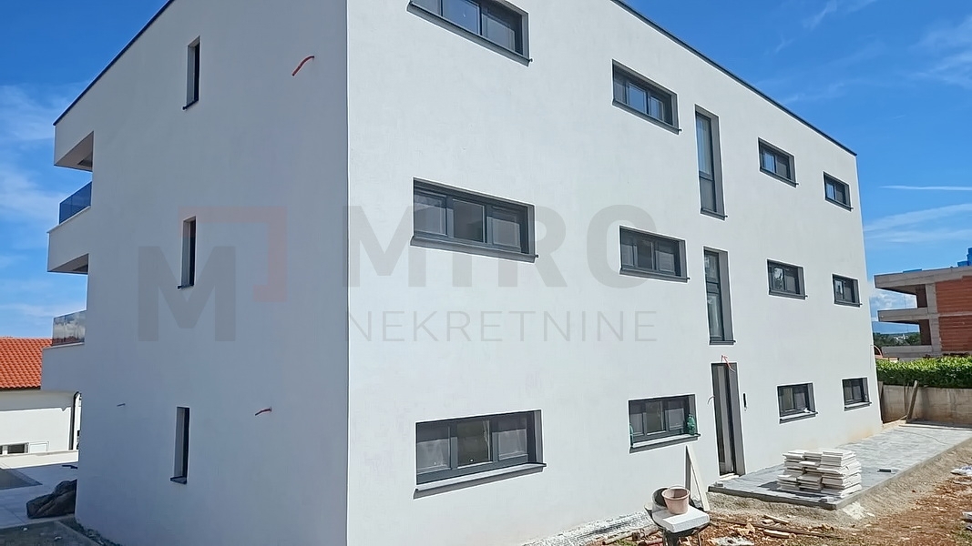 Malinska, novogradnja, pritlični apartma z bazenom in vrtom