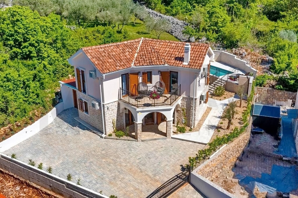 Malinska, nova kamnita vila z bazenom in razgledom!