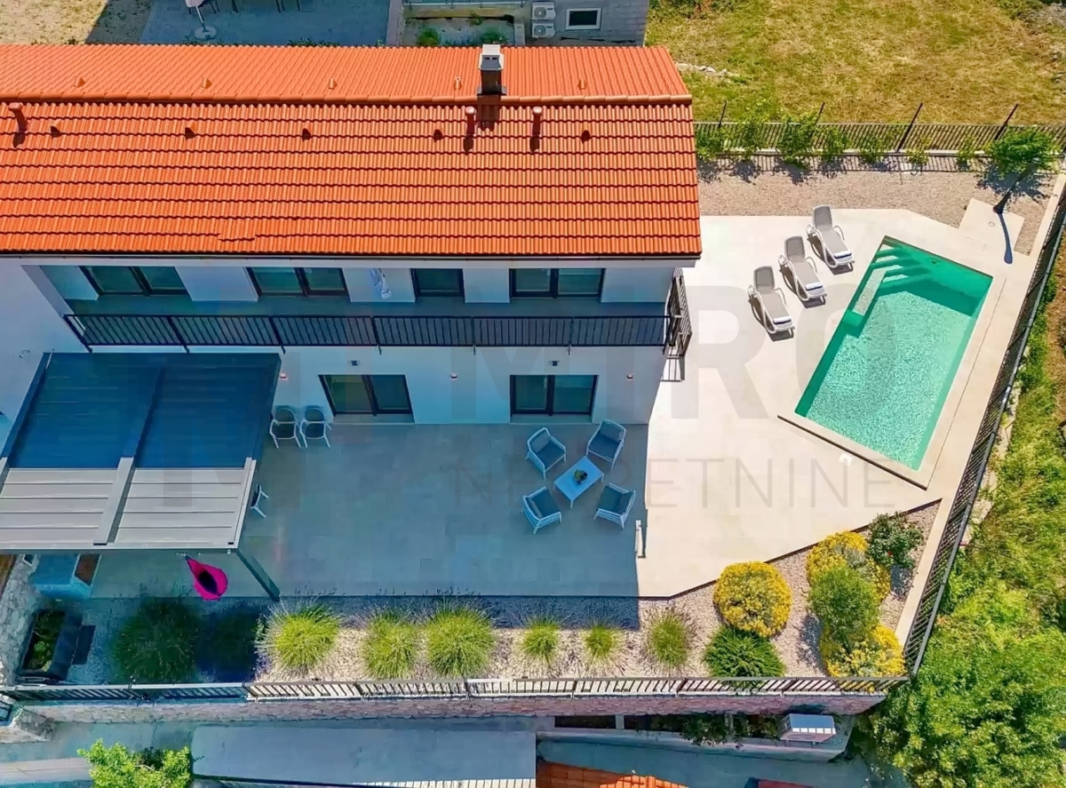 Vrbnik, moderna hiša dvojček z bazenom in panoramskim pogledom na morje in staro mestno jedro!