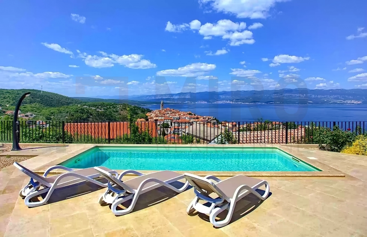 Vrbnik, moderna hiša dvojček z bazenom in panoramskim pogledom na morje in staro mestno jedro!
