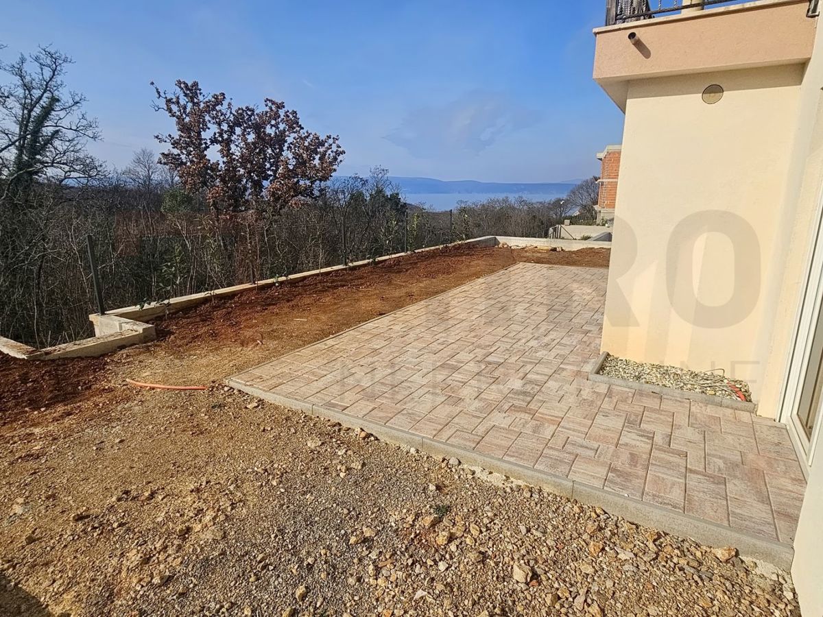 Njivice, enosobno stanovanje v pritličju z vrtom, PRODAJA!