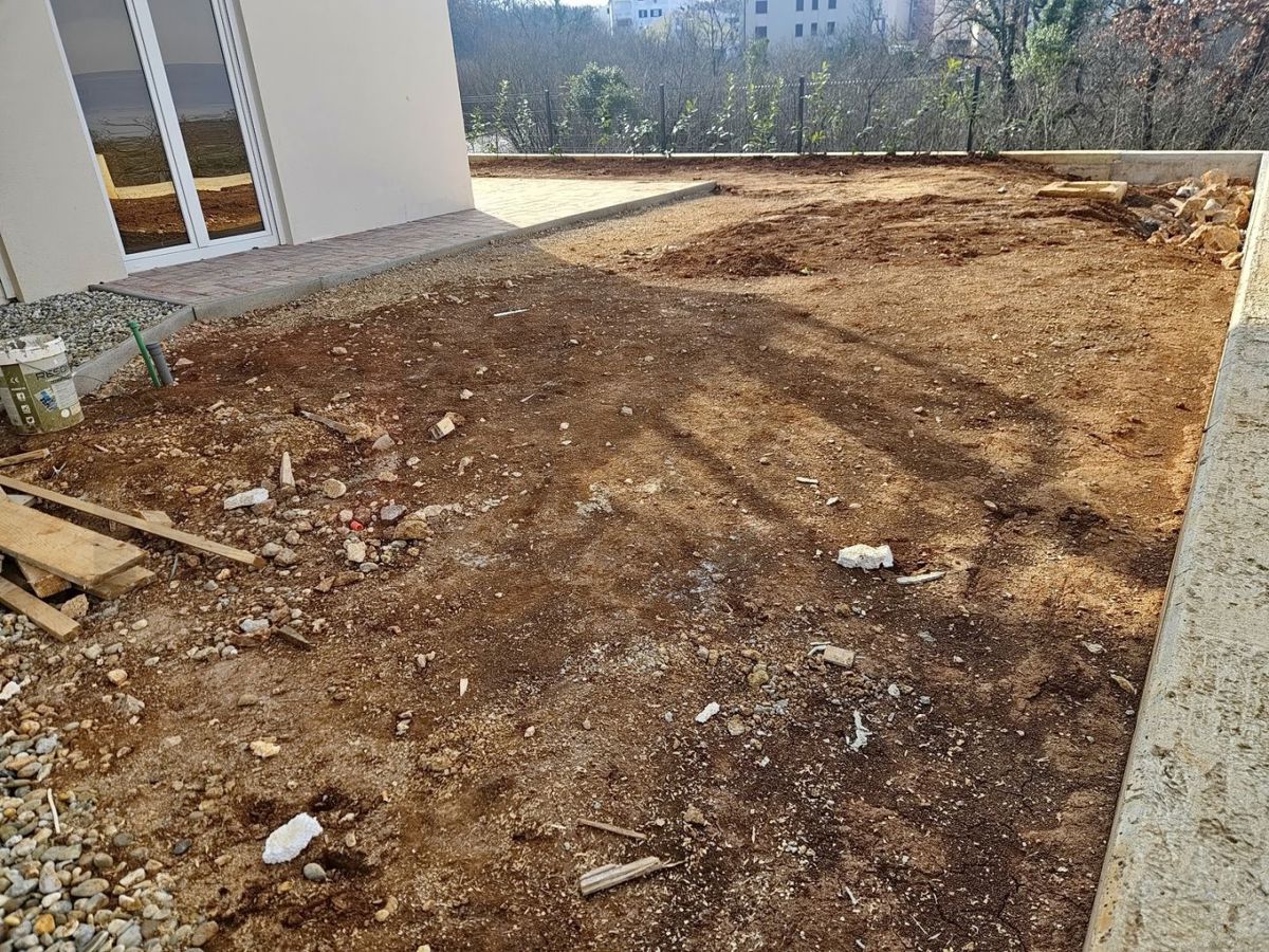 Njivice, enosobno stanovanje v pritličju z vrtom, PRODAJA!