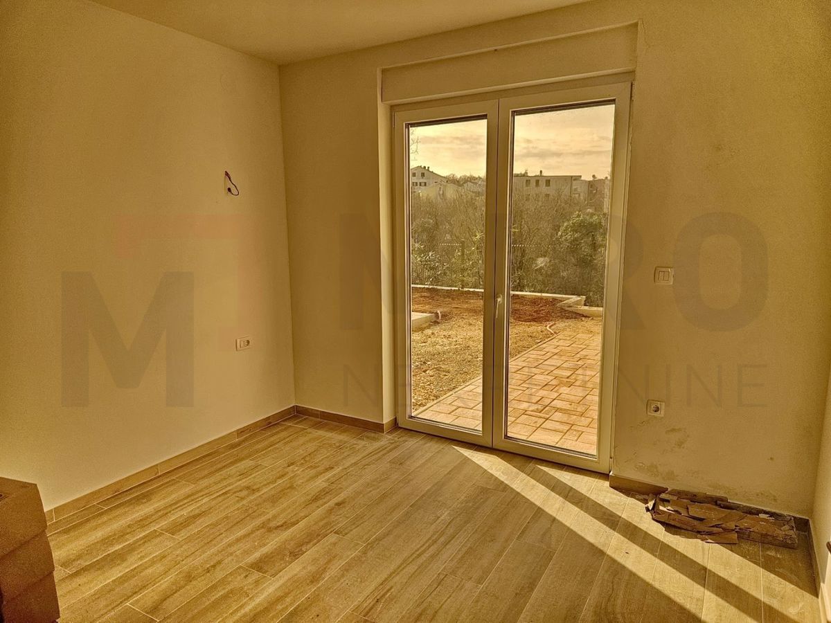 Njivice, enosobno stanovanje v pritličju z vrtom, PRODAJA!