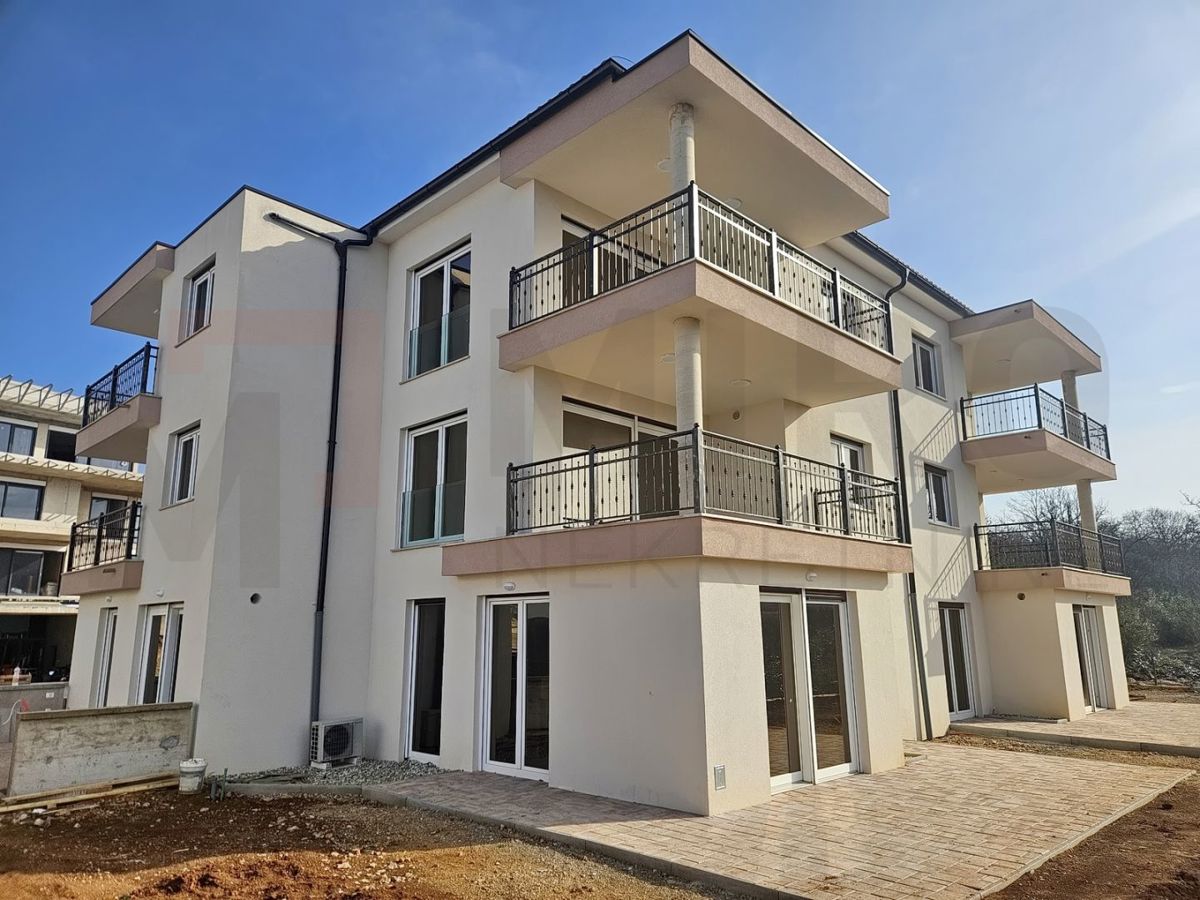 Njivice, enosobno stanovanje v pritličju z vrtom, PRODAJA!