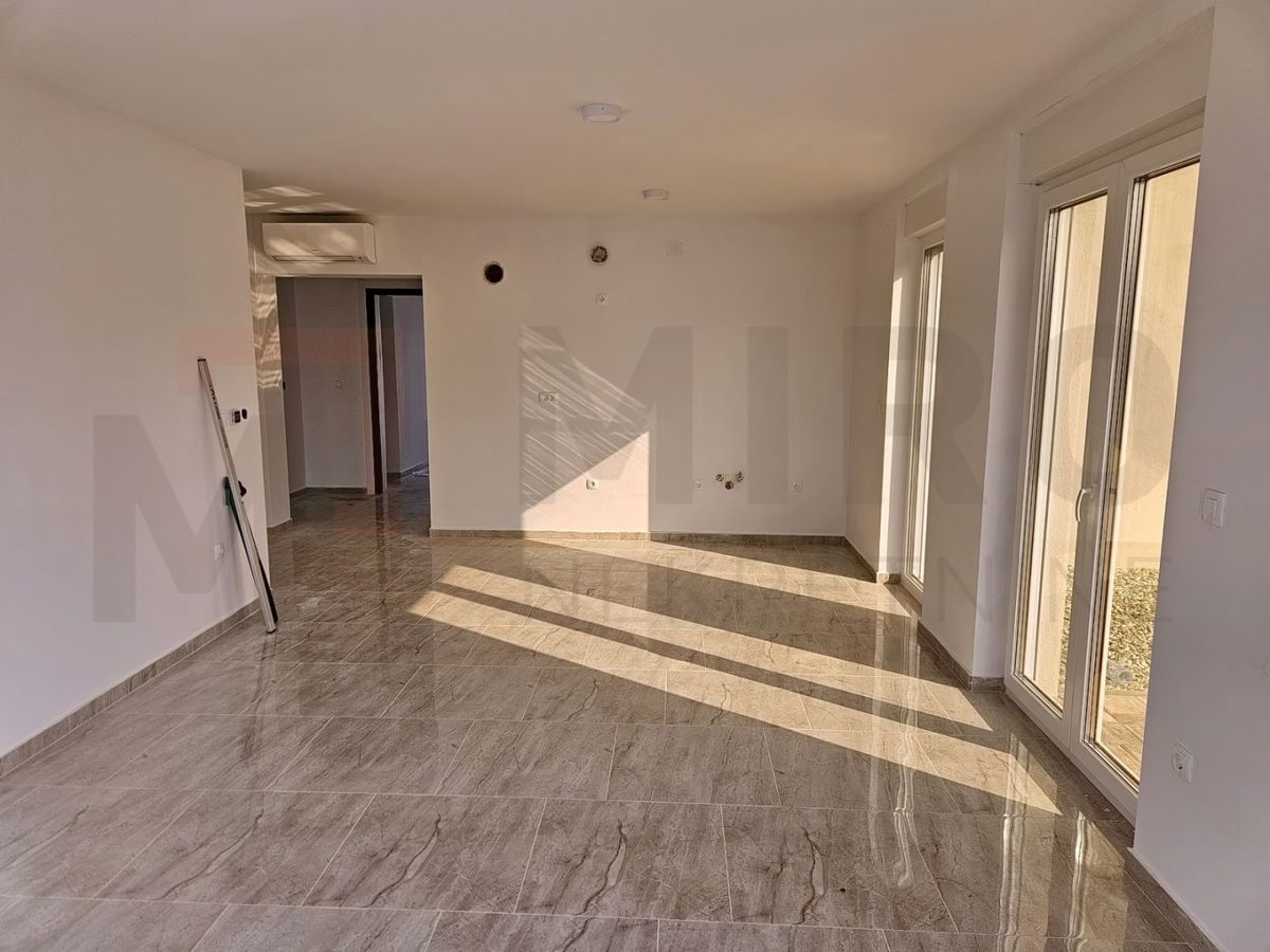 Njivice, enosobno stanovanje v pritličju z vrtom, PRODAJA!