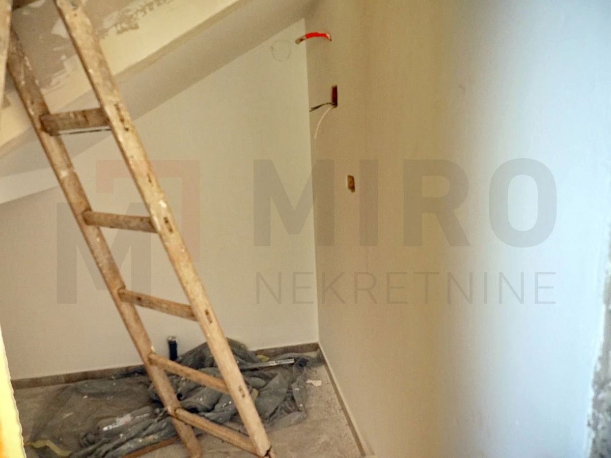 Njivice, enosobno stanovanje v pritličju z vrtom, PRODAJA!