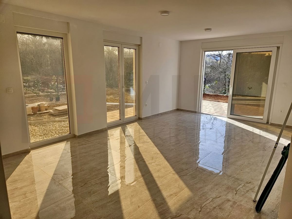 Njivice, enosobno stanovanje v pritličju z vrtom, PRODAJA!