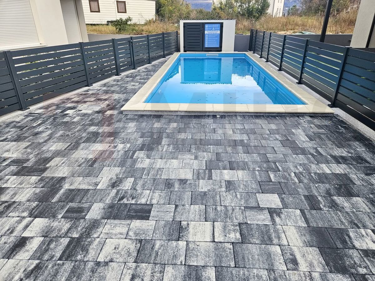 Šilo, novo stanovanje v pritličju z vrtom in skupnim bazenom!