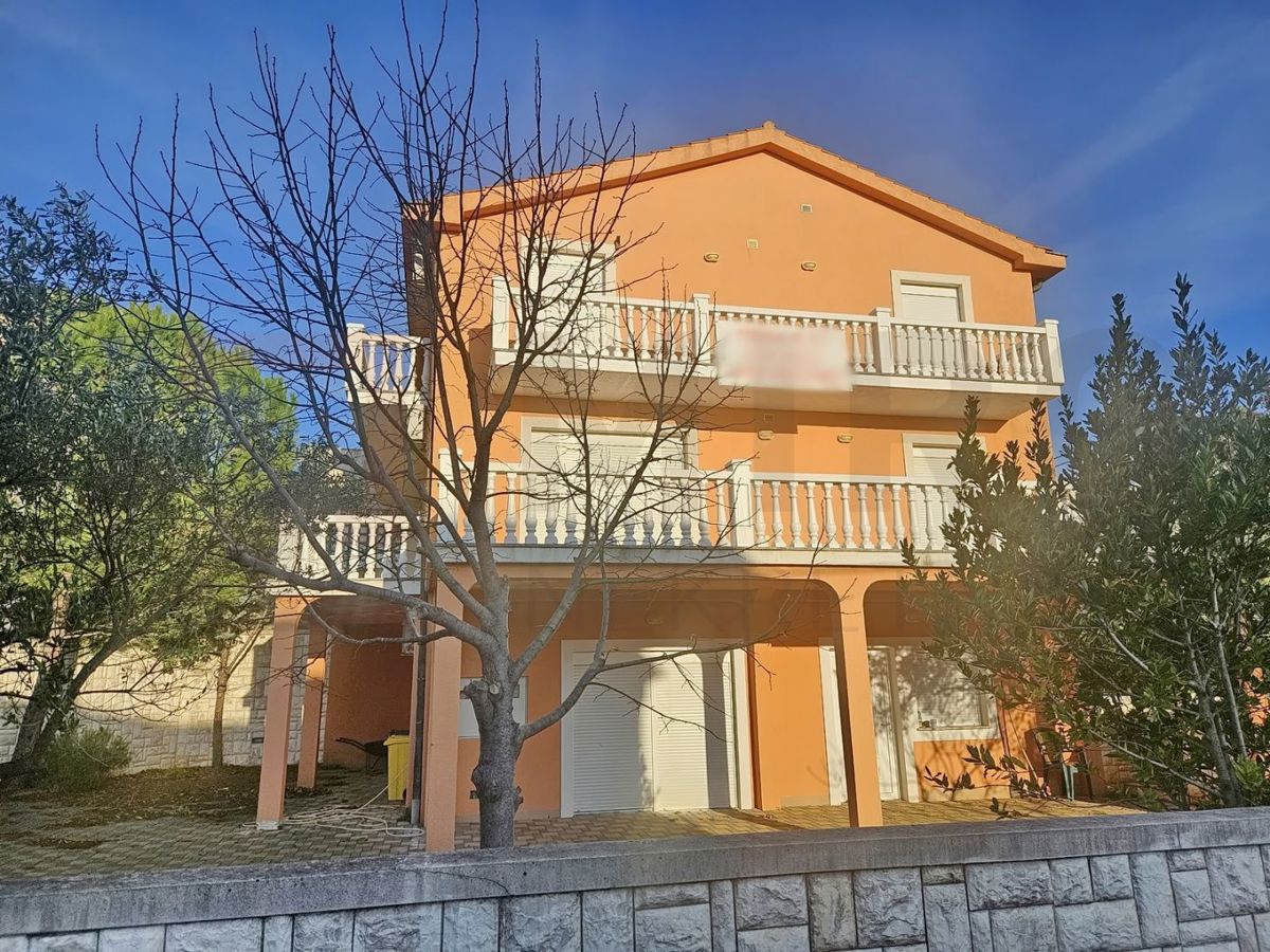 Krk, okolica, prodajamo apartmajsko hišo s 3 stanovanjskimi enotami!
