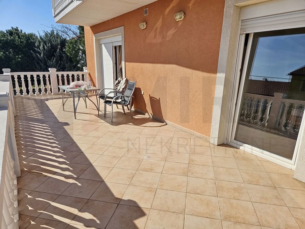 Krk, okolica, prodajamo apartmajsko hišo s 3 stanovanjskimi enotami!