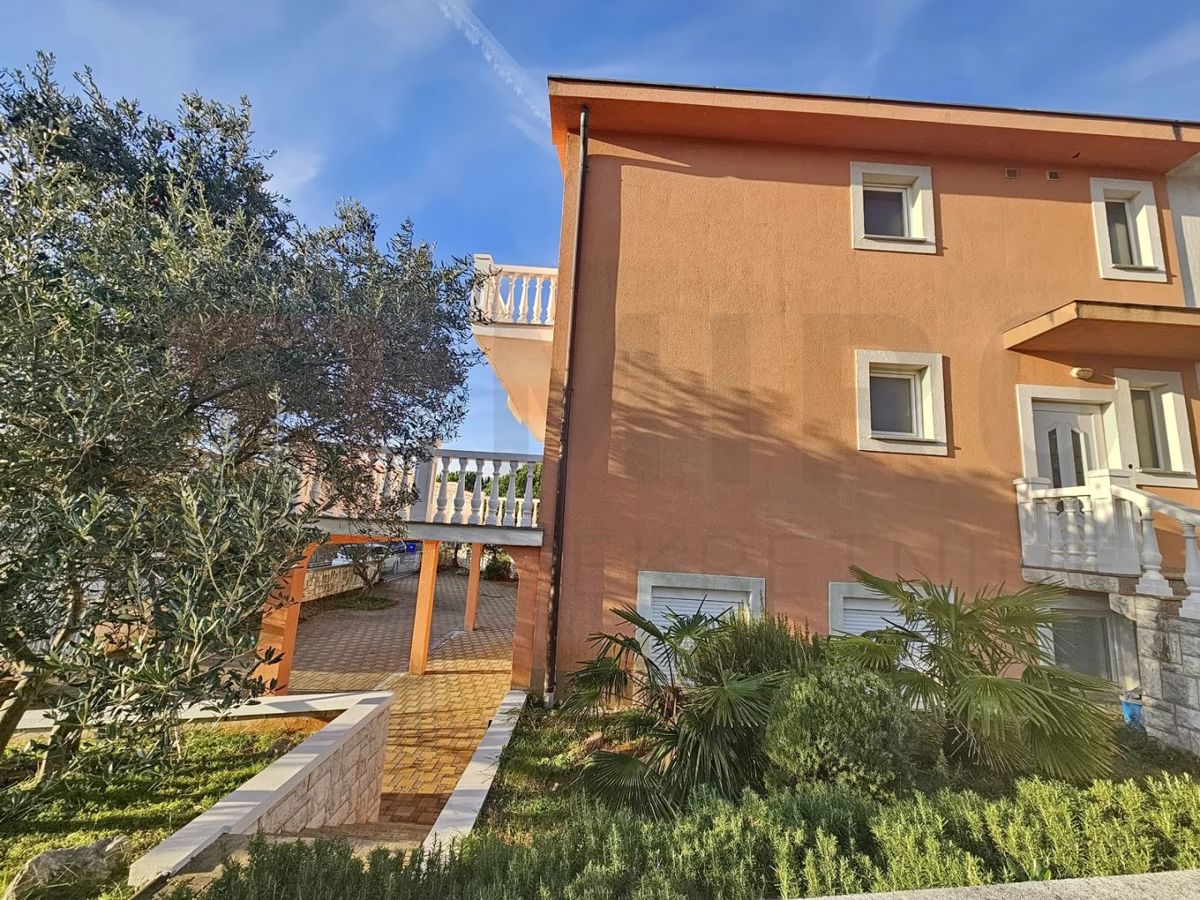 Krk, okolica, prodajamo apartmajsko hišo s 3 stanovanjskimi enotami!