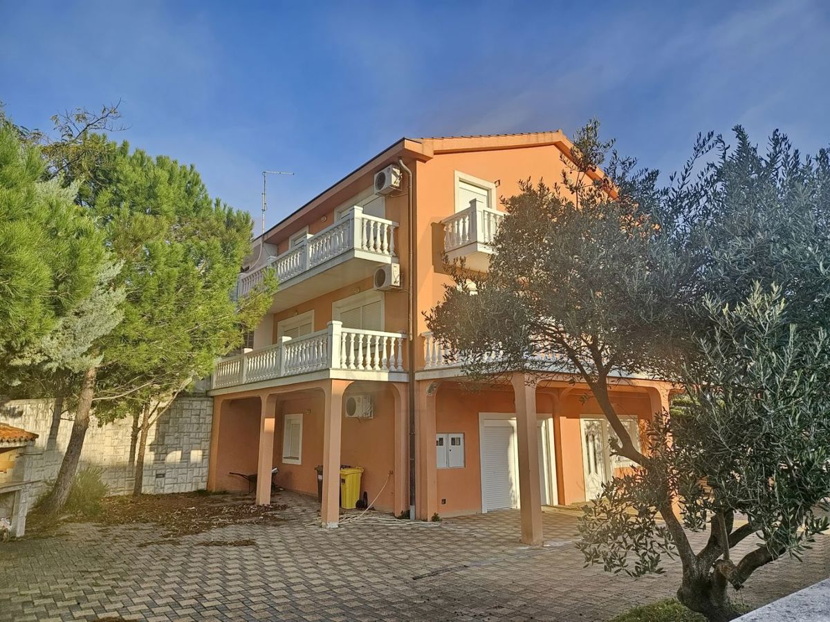 Krk, okolica, prodajamo apartmajsko hišo s 3 stanovanjskimi enotami!
