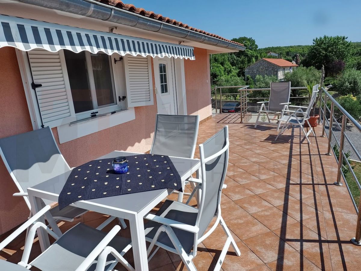 Dobrinj, hiša s 3 apartmaji, bazenom in velikim vrtom, NAPRODAJ!