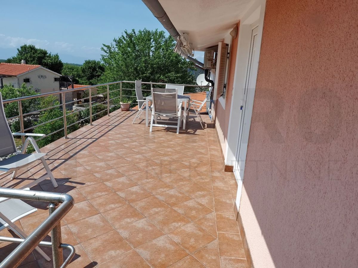 Dobrinj, hiša s 3 apartmaji, bazenom in velikim vrtom, NAPRODAJ!