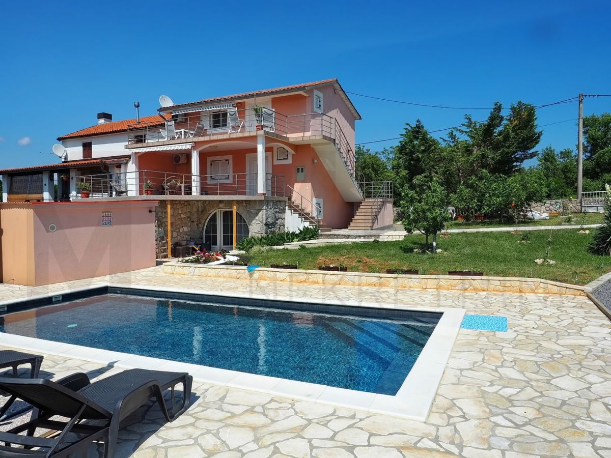Dobrinj, hiša s 3 apartmaji, bazenom in velikim vrtom, NAPRODAJ!