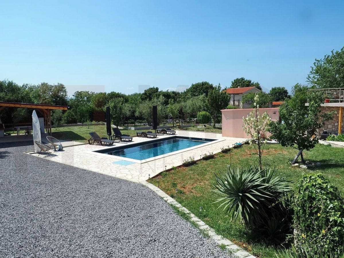 Dobrinj, hiša s 3 apartmaji, bazenom in velikim vrtom, NAPRODAJ!