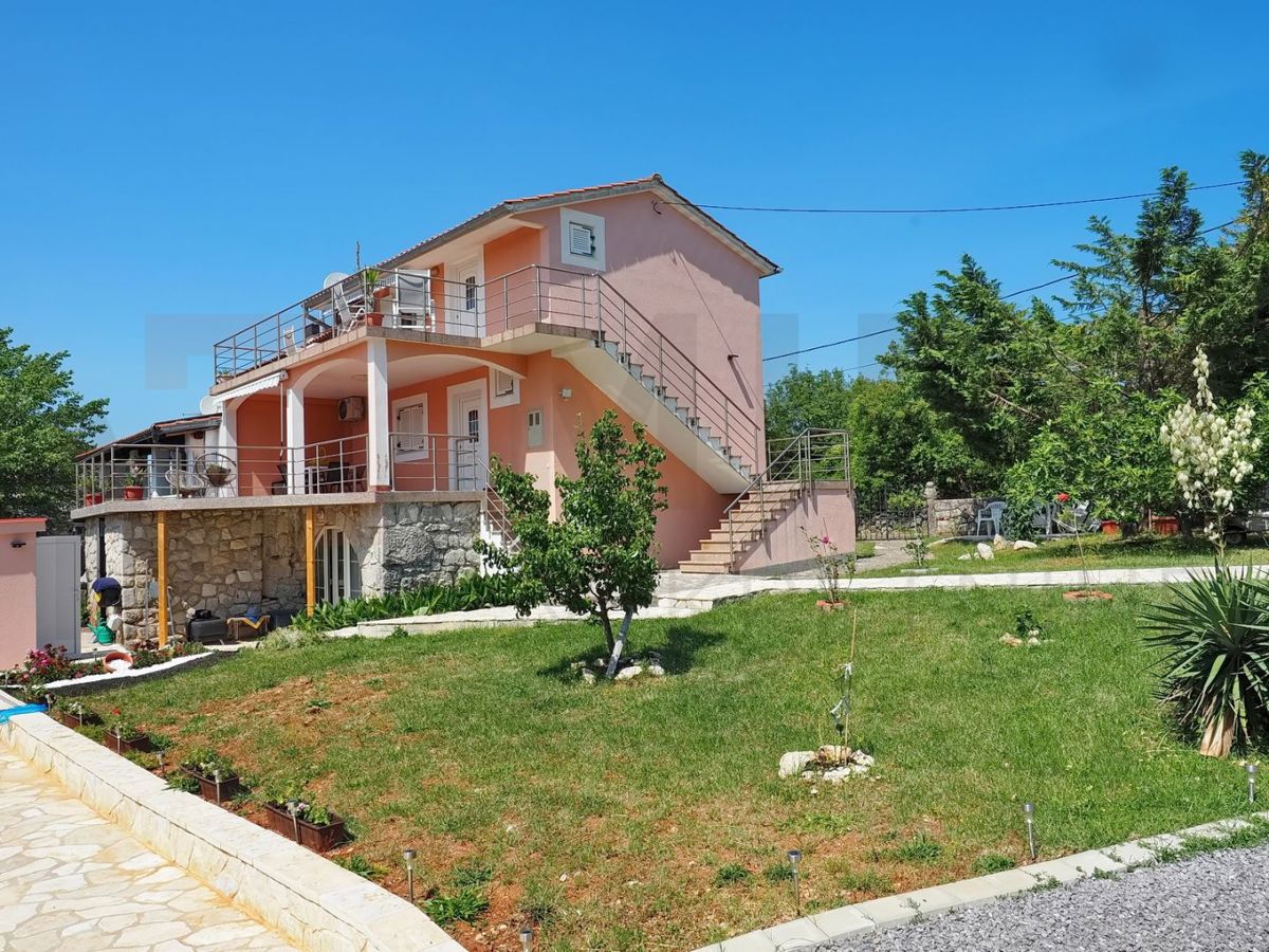 Dobrinj, hiša s 3 apartmaji, bazenom in velikim vrtom, NAPRODAJ!