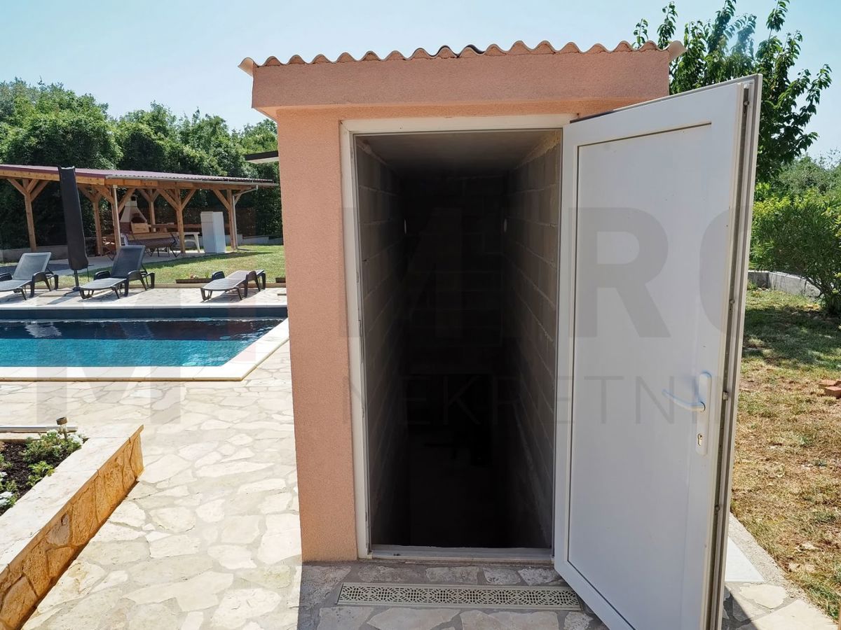 Dobrinj, hiša s 3 apartmaji, bazenom in velikim vrtom, NAPRODAJ!