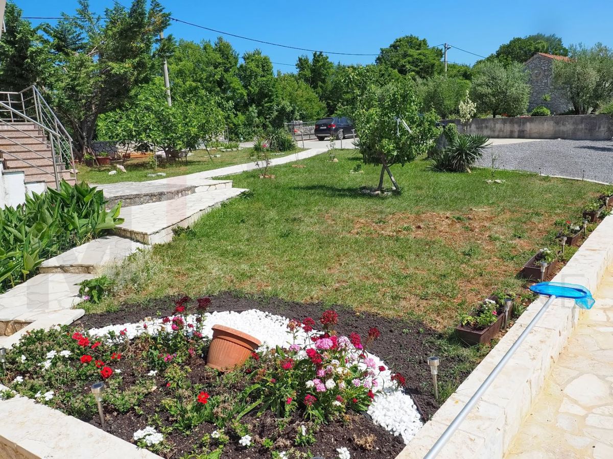 Dobrinj, hiša s 3 apartmaji, bazenom in velikim vrtom, NAPRODAJ!