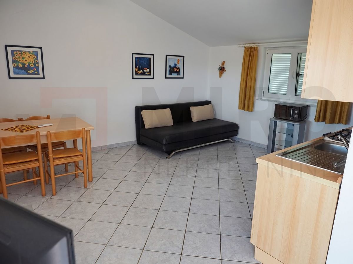 Dobrinj, hiša s 3 apartmaji, bazenom in velikim vrtom, NAPRODAJ!