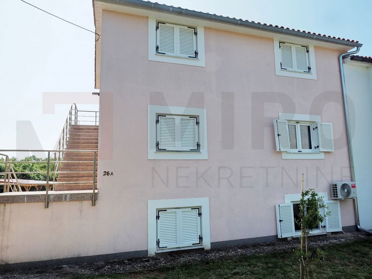 Dobrinj, hiša s 3 apartmaji, bazenom in velikim vrtom, NAPRODAJ!